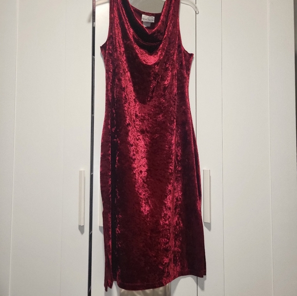 Gorgeous red velvet dress - Picture 2 of 3